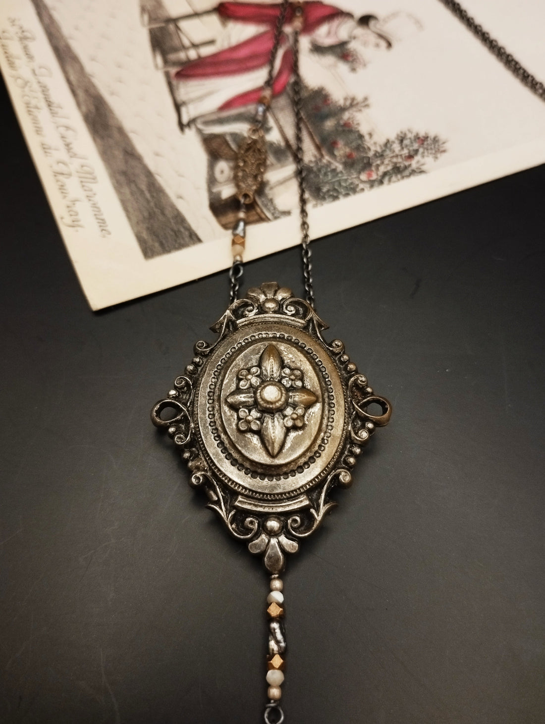 アンティークベルトバックルを使ったロングネックレス