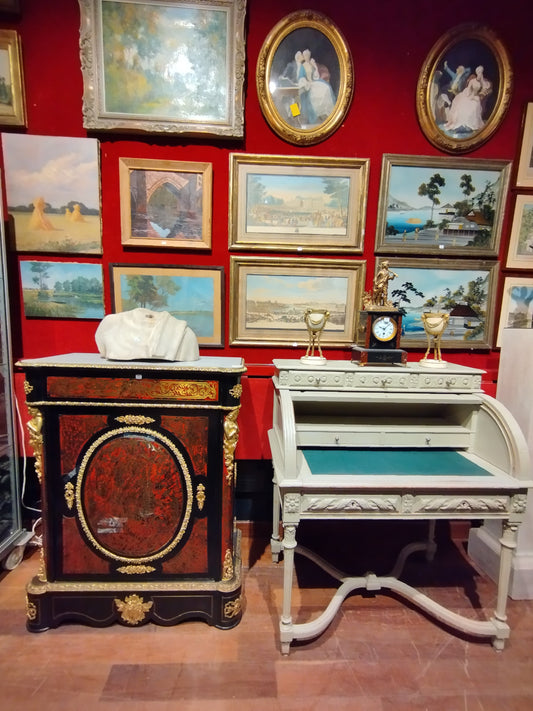 競売にかけられる前の、18世紀の家具や絵