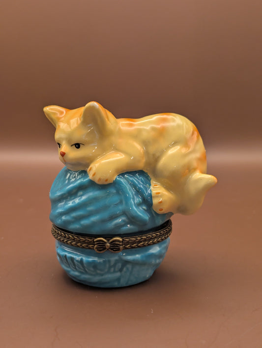 毛糸玉で遊ぶ猫のリモージュボックス