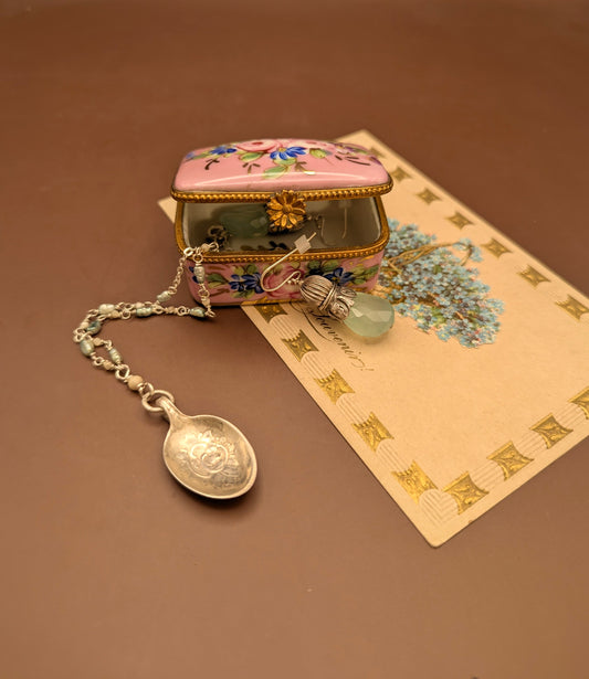ピンクに花柄のリモージュボックスに入ったネックレスとピアス