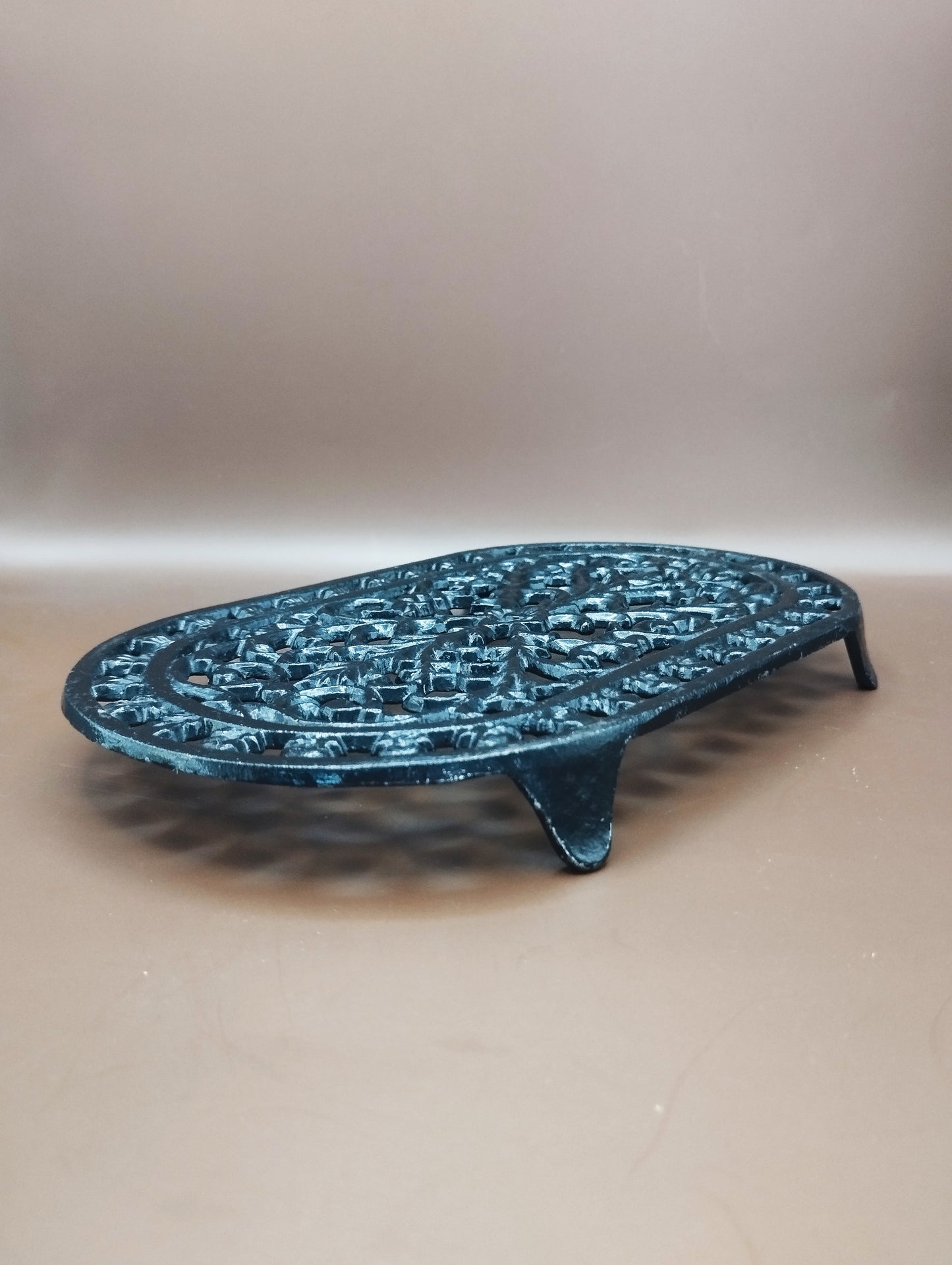 アンティーク鍋敷き | 鉄製・唐草模様 | フランス製・22.3×14cm