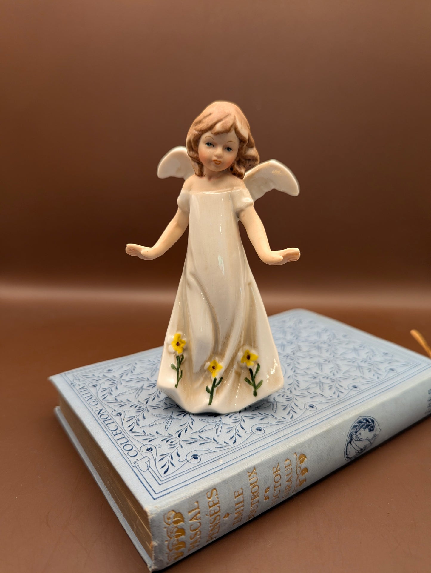 風に揺れるドレスのエンジェル陶器置物(高さ12cm)~そよ風をまとった、愛らしい天使~