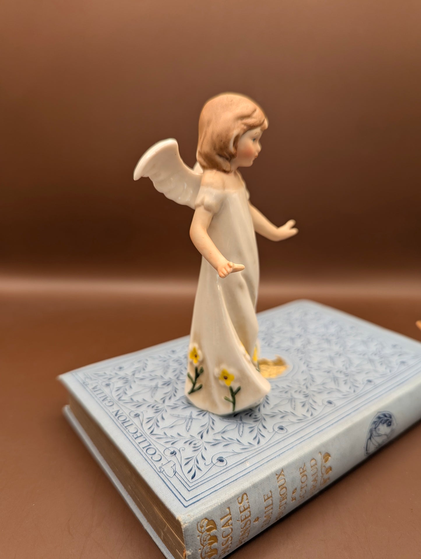 風に揺れるドレスのエンジェル陶器置物(高さ12cm)~そよ風をまとった、愛らしい天使~