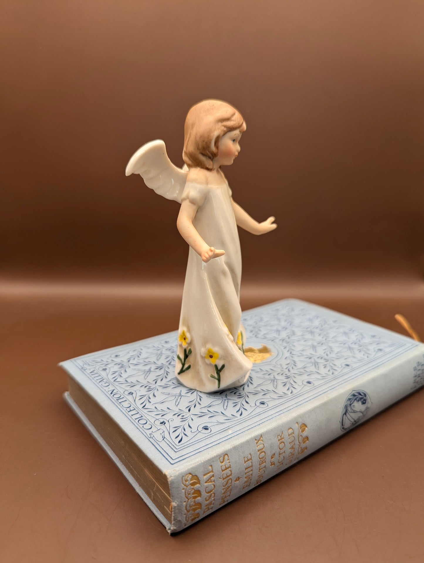 風に揺れるドレスのエンジェル陶器置物(高さ12cm)~そよ風をまとった、愛らしい天使~