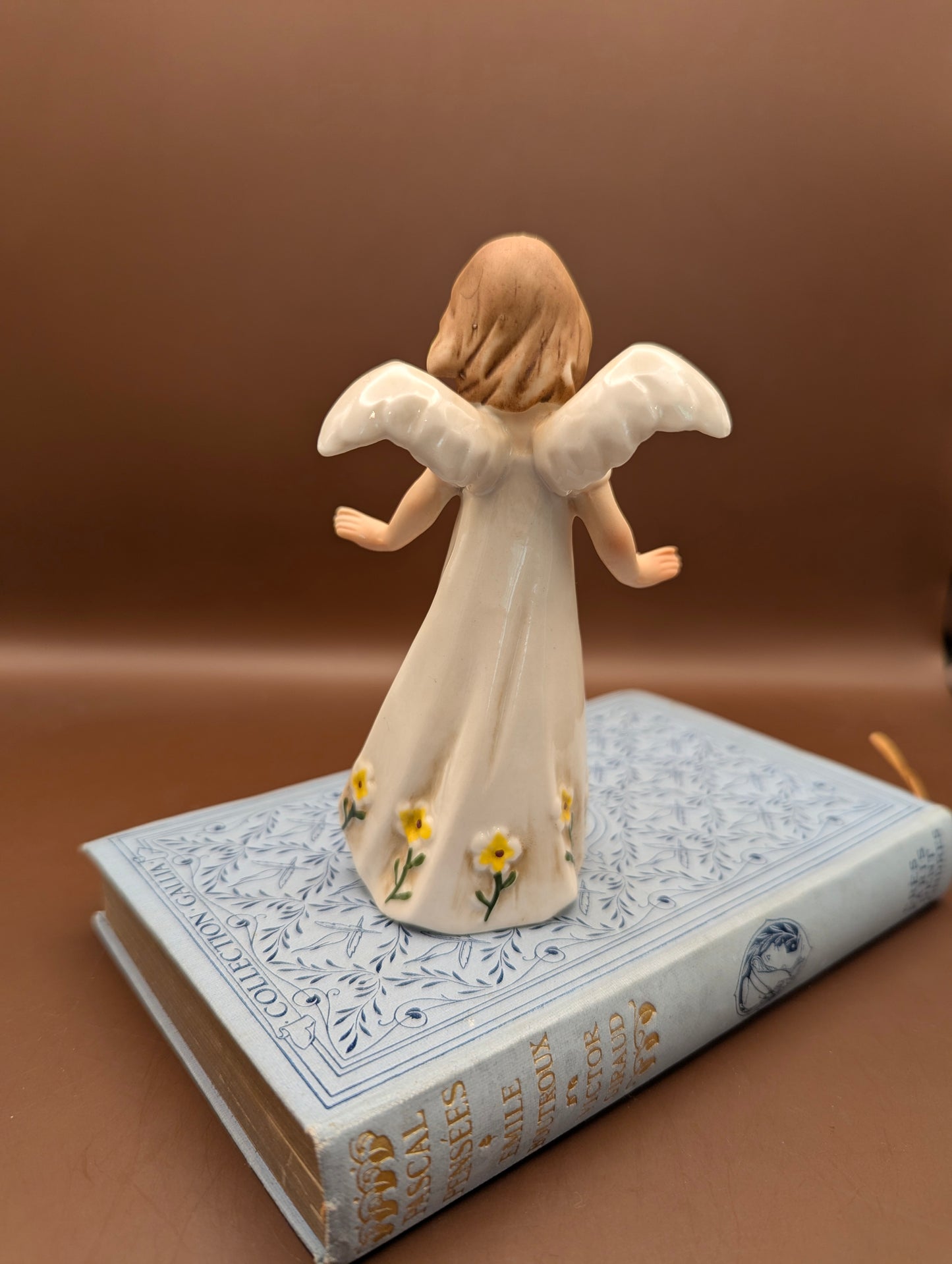 風に揺れるドレスのエンジェル陶器置物(高さ12cm)~そよ風をまとった、愛らしい天使~