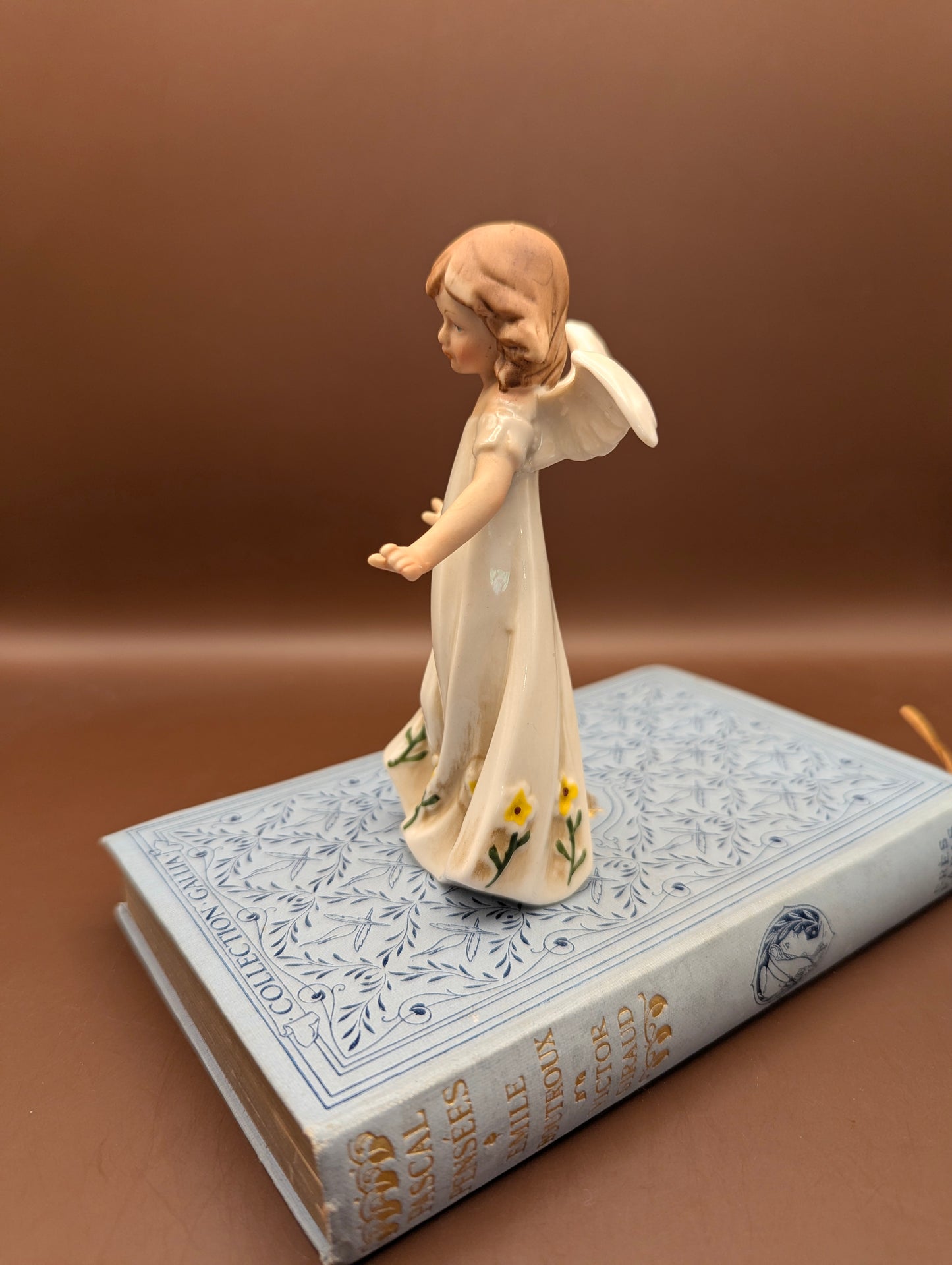 風に揺れるドレスのエンジェル陶器置物(高さ12cm)~そよ風をまとった、愛らしい天使~