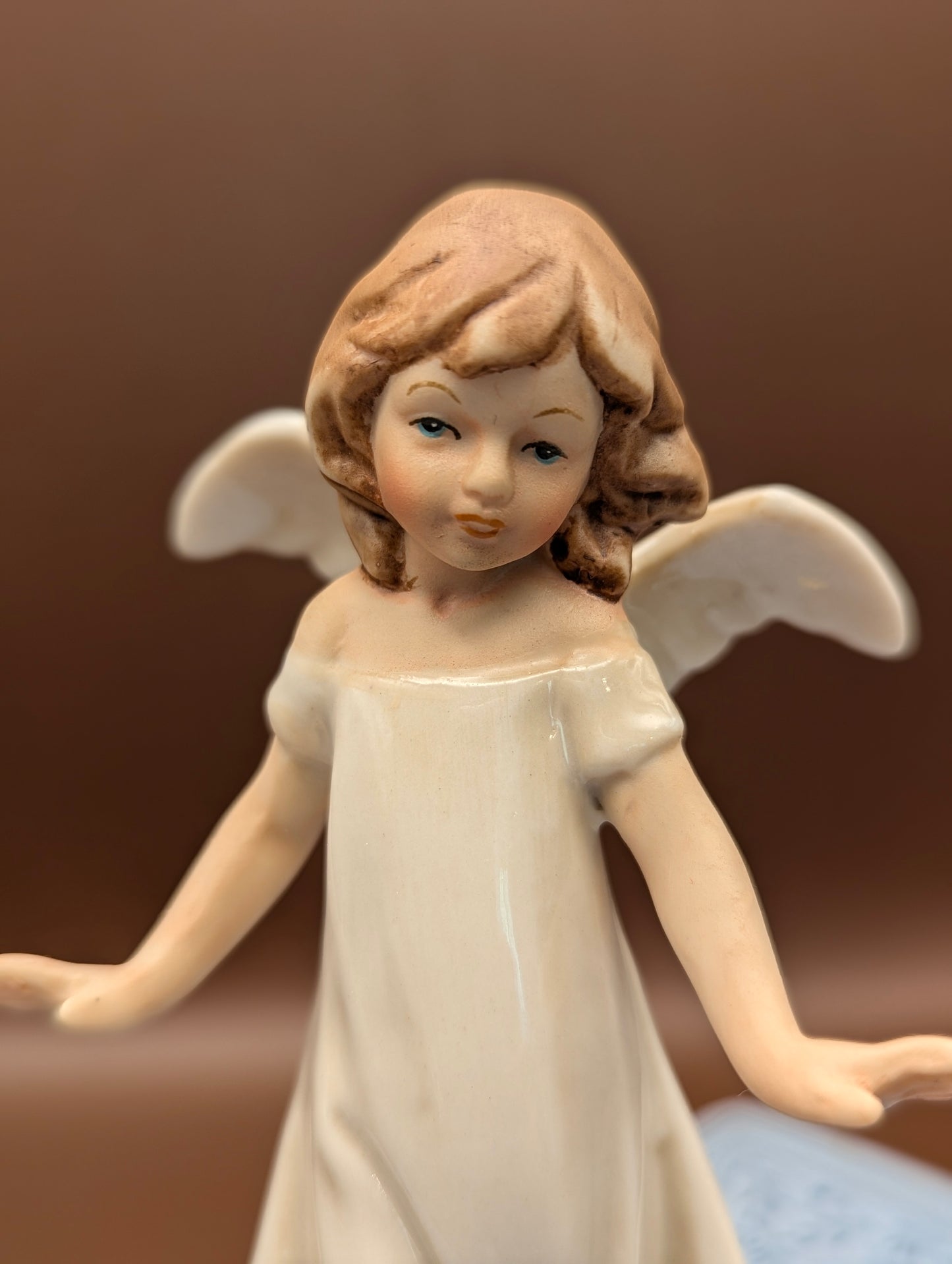 風に揺れるドレスのエンジェル陶器置物(高さ12cm)~そよ風をまとった、愛らしい天使~