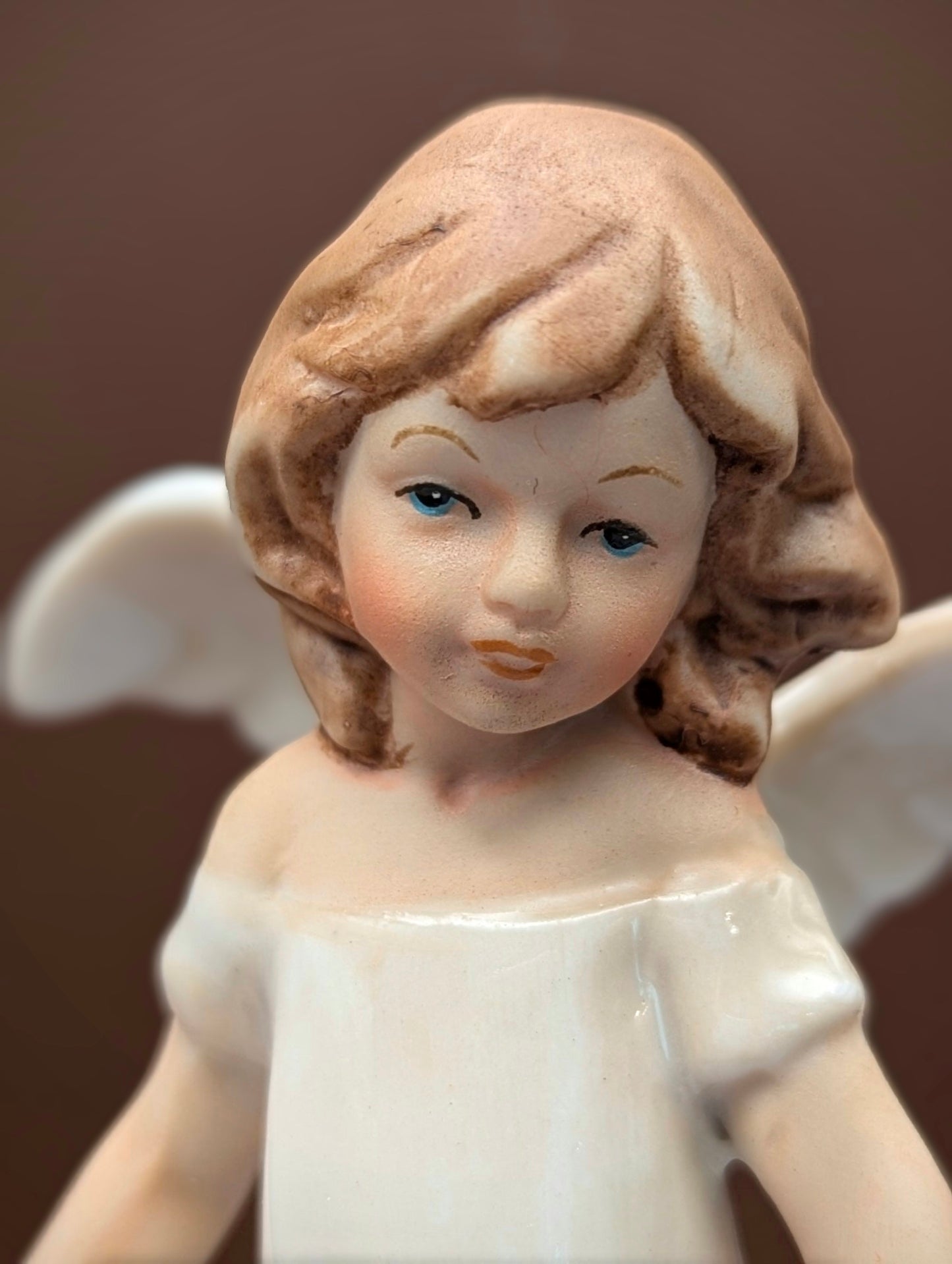 風に揺れるドレスのエンジェル陶器置物(高さ12cm)~そよ風をまとった、愛らしい天使~