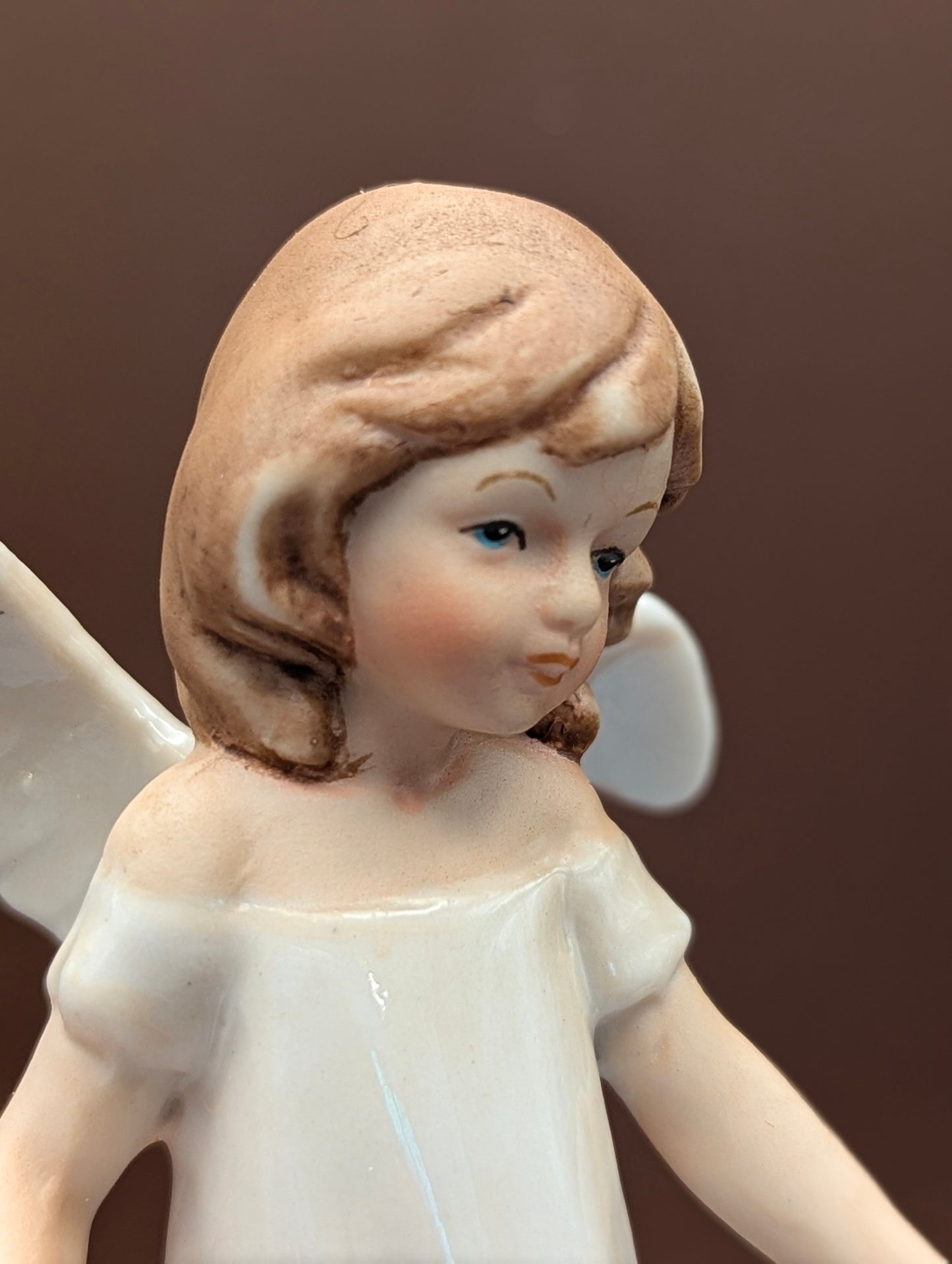風に揺れるドレスのエンジェル陶器置物(高さ12cm)~そよ風をまとった、愛らしい天使~