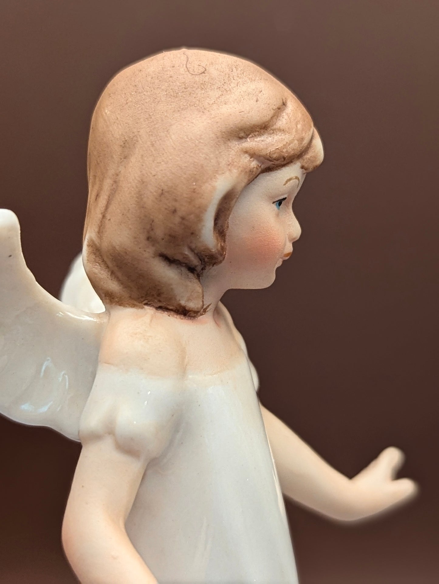 風に揺れるドレスのエンジェル陶器置物(高さ12cm)~そよ風をまとった、愛らしい天使~