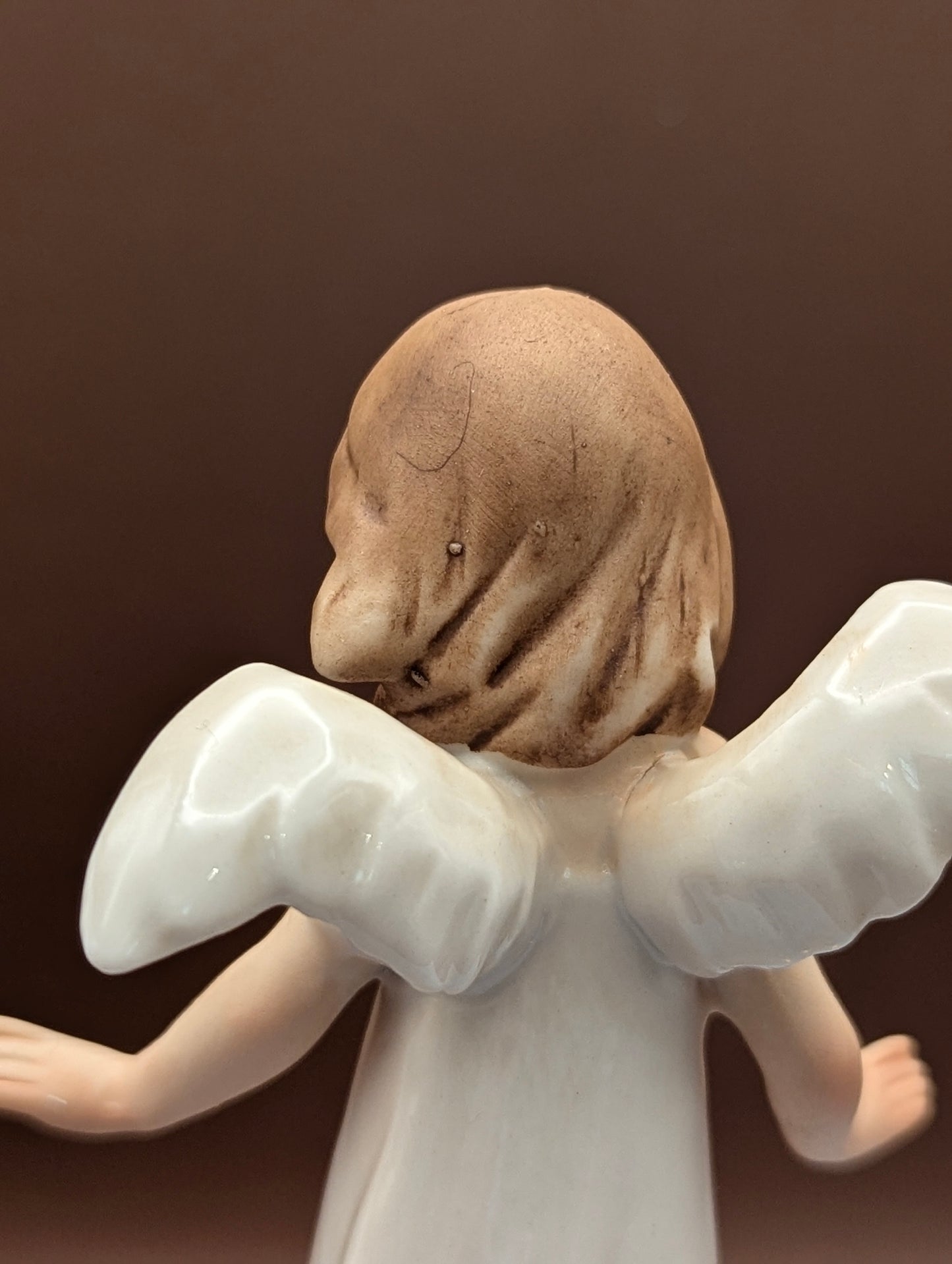 風に揺れるドレスのエンジェル陶器置物(高さ12cm)~そよ風をまとった、愛らしい天使~