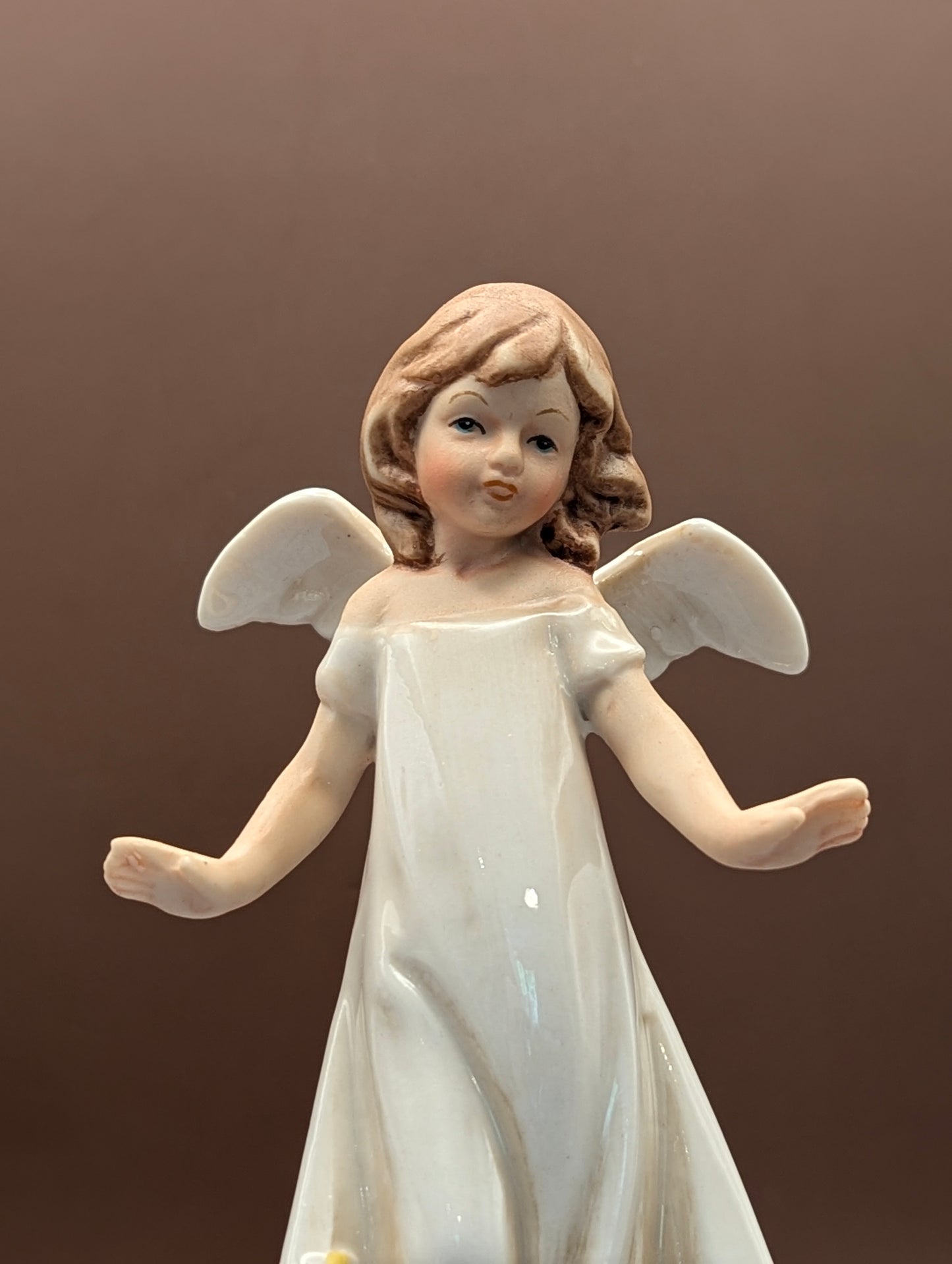 風に揺れるドレスのエンジェル陶器置物(高さ12cm)~そよ風をまとった、愛らしい天使~