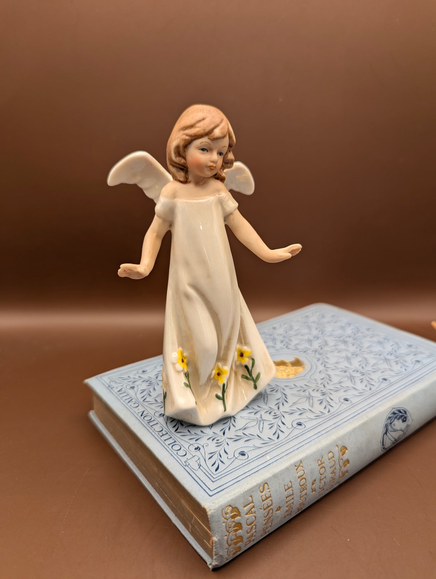 風に揺れるドレスのエンジェル陶器置物(高さ12cm)~そよ風をまとった、愛らしい天使~