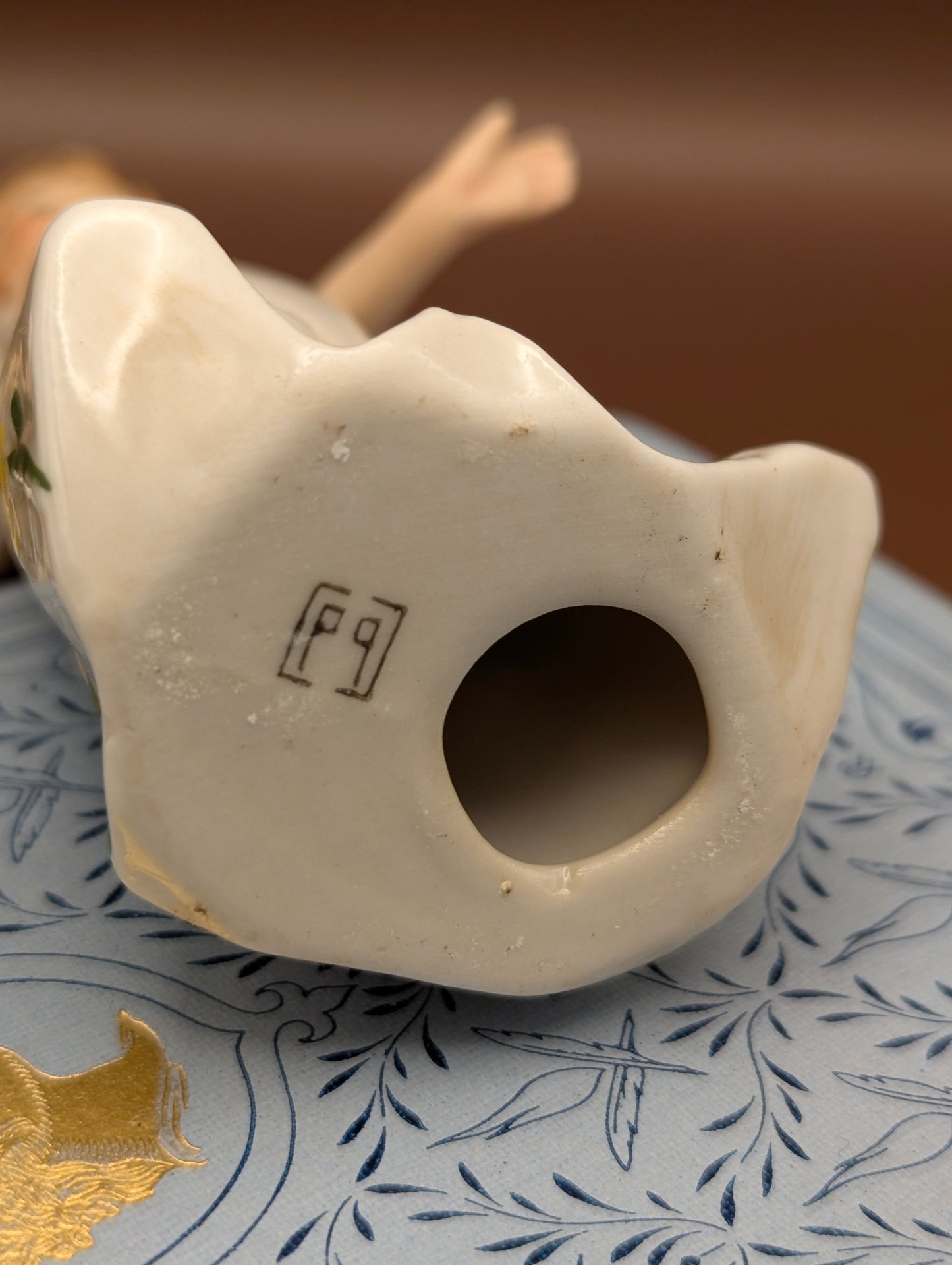 風に揺れるドレスのエンジェル陶器置物(高さ12cm)~そよ風をまとった、愛らしい天使~
