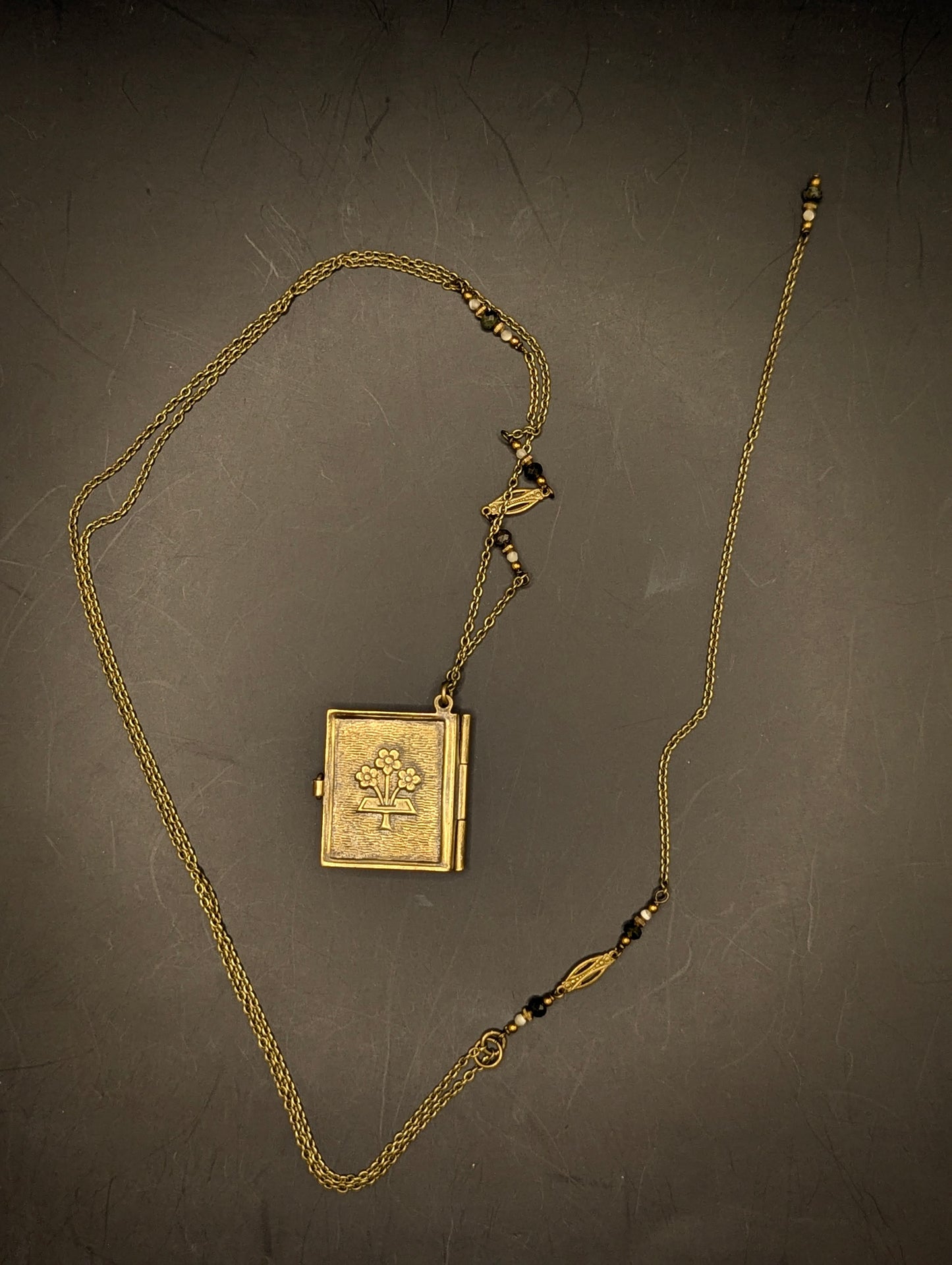 ヴィンテージ本チャームのロングネックレス|ブラス・白蝶貝・トルマリン