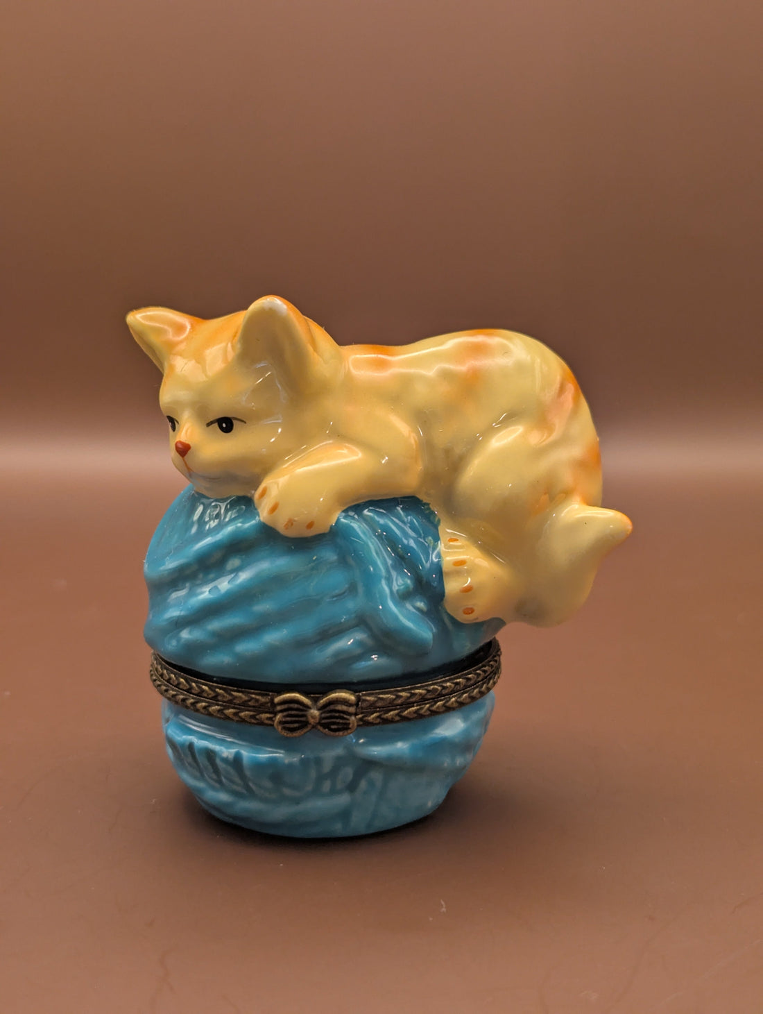 毛糸玉で遊ぶ猫のリモージュボックス