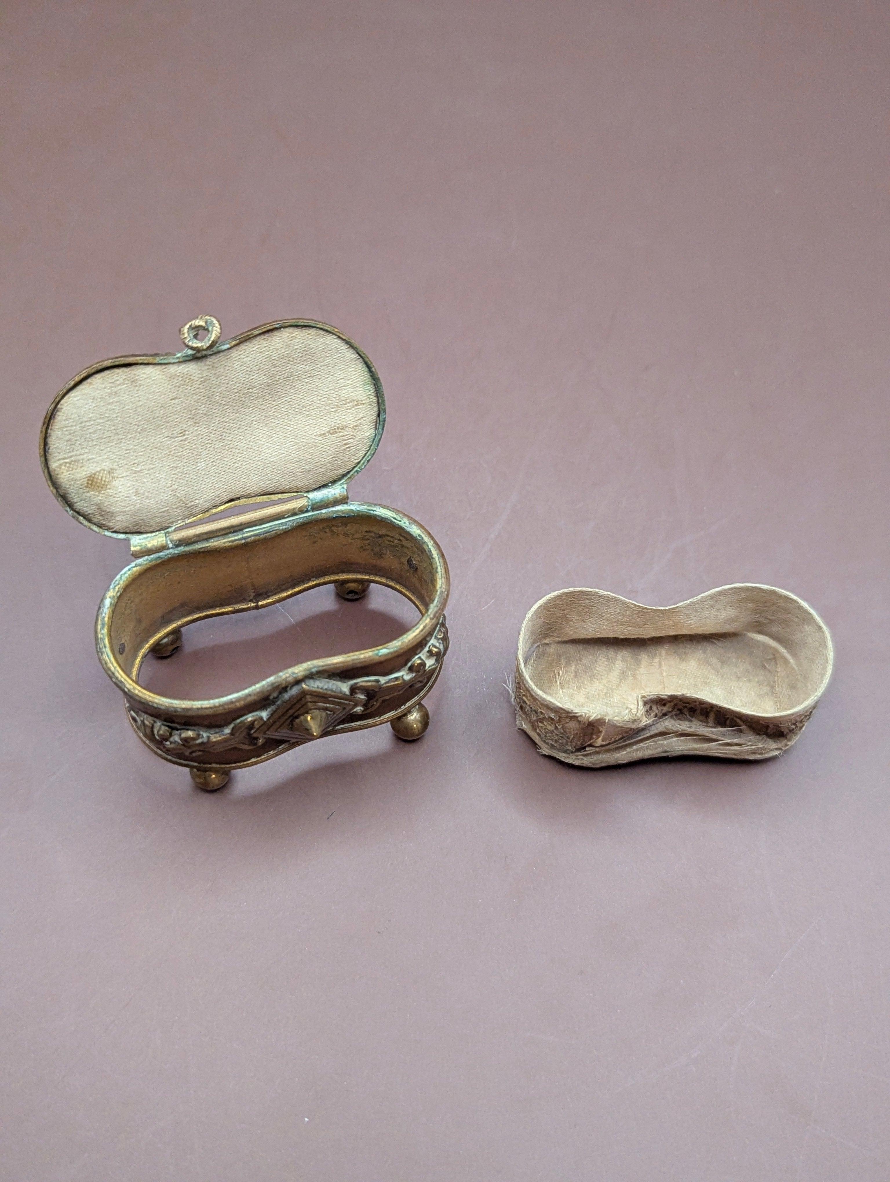 フランス製アンティーク 真鍮小物入れ | 19世紀末・握手モチーフ浮彫