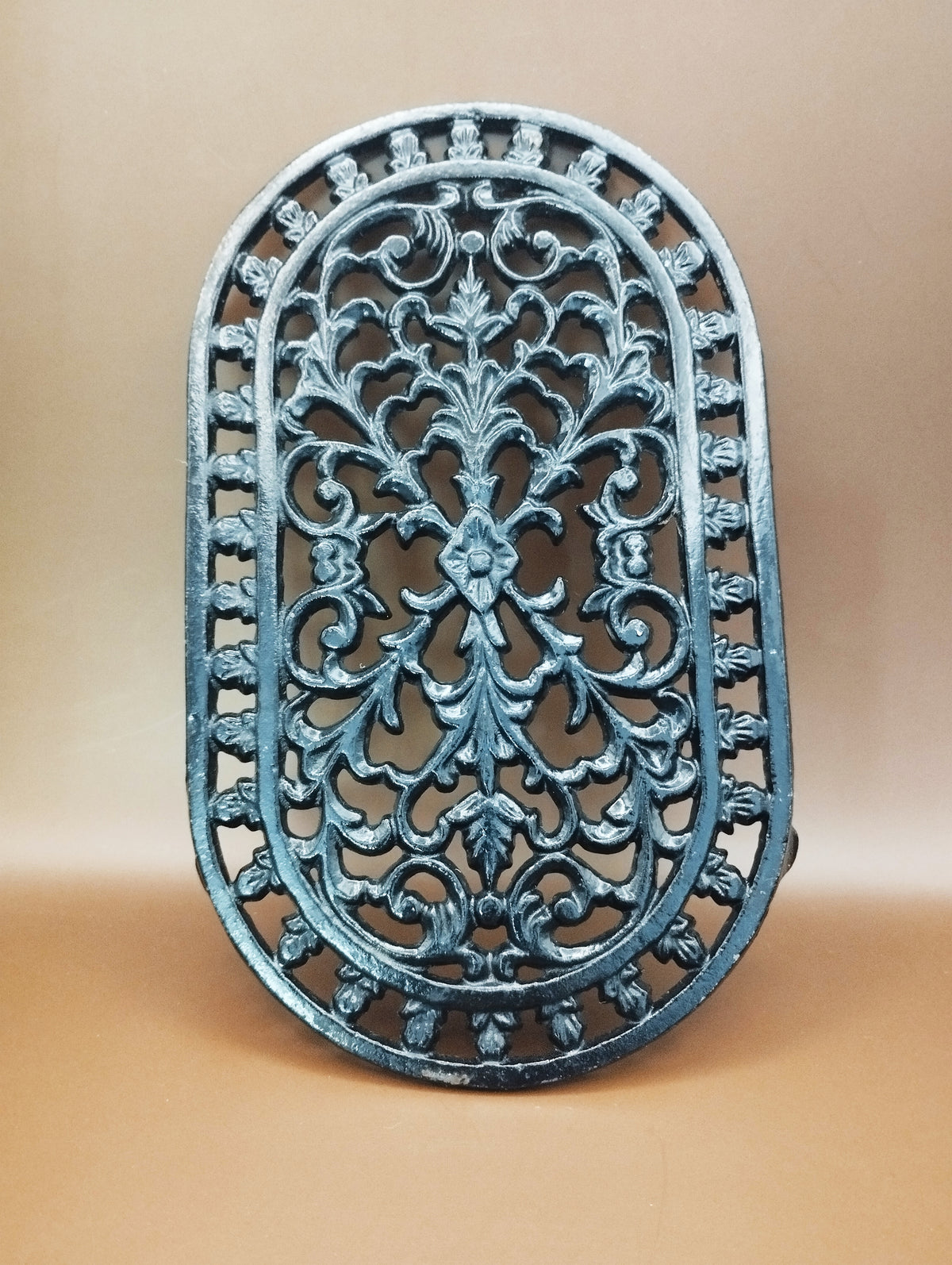 アンティーク鍋敷き | 鉄製・唐草模様・フランス製・22.3×14cm 