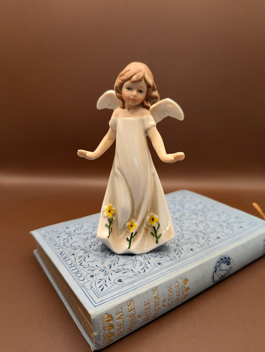 風に揺れるドレスのエンジェル陶器置物（高さ12cm）～そよ風をまとった、愛らしい天使～