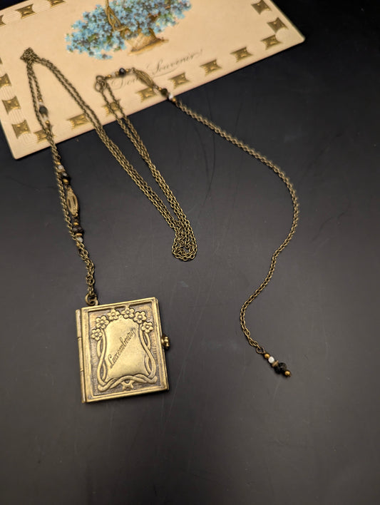 ヴィンテージ本チャームのロングネックレス｜ブラス・白蝶貝・トルマリン