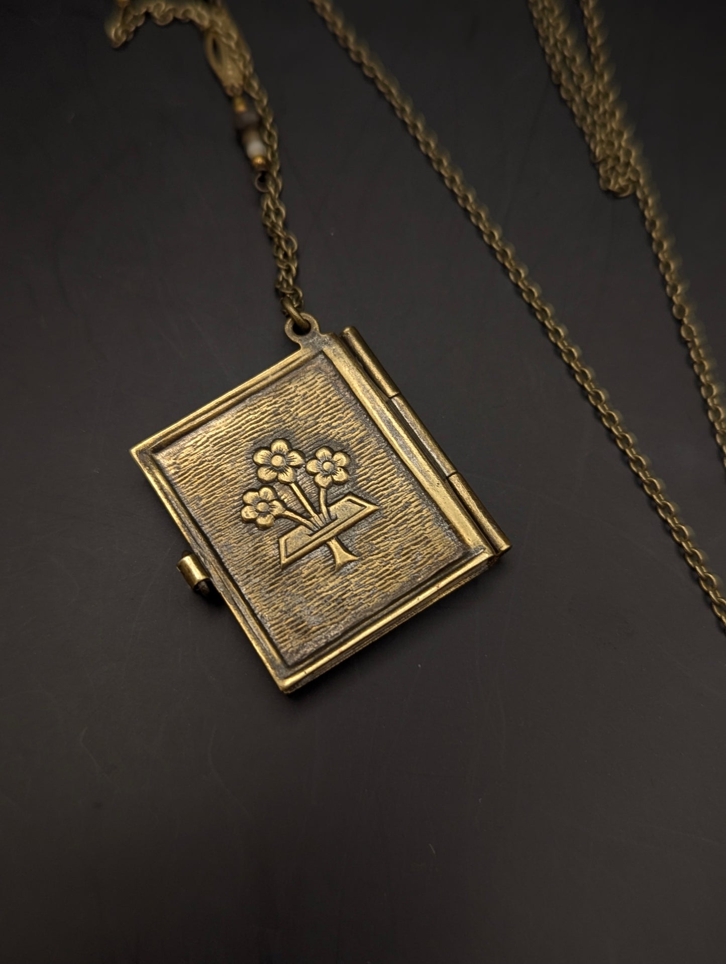 ヴィンテージ本チャームのロングネックレス｜ブラス・白蝶貝・トルマリン