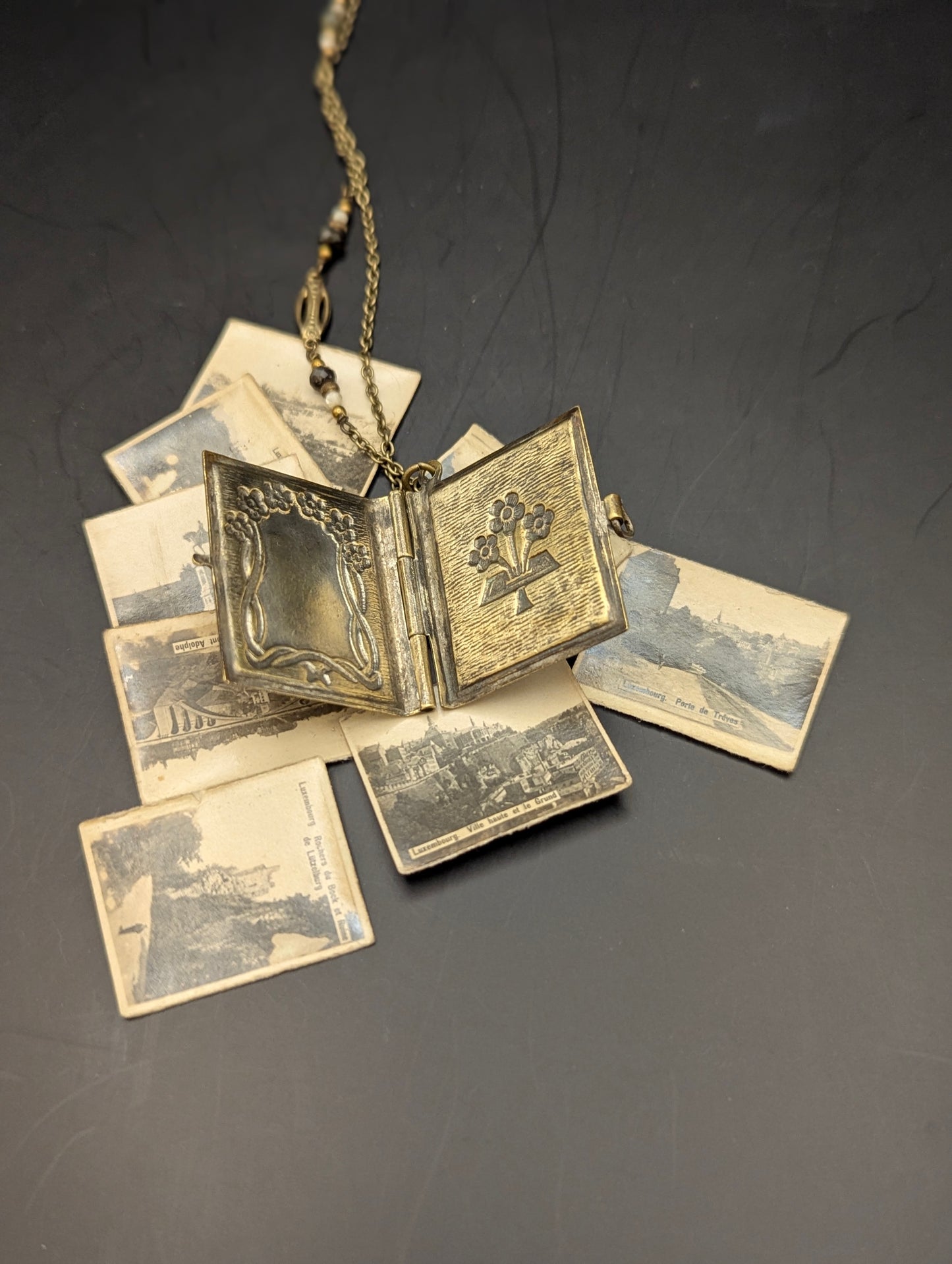 ヴィンテージ本チャームのロングネックレス｜ブラス・白蝶貝・トルマリン