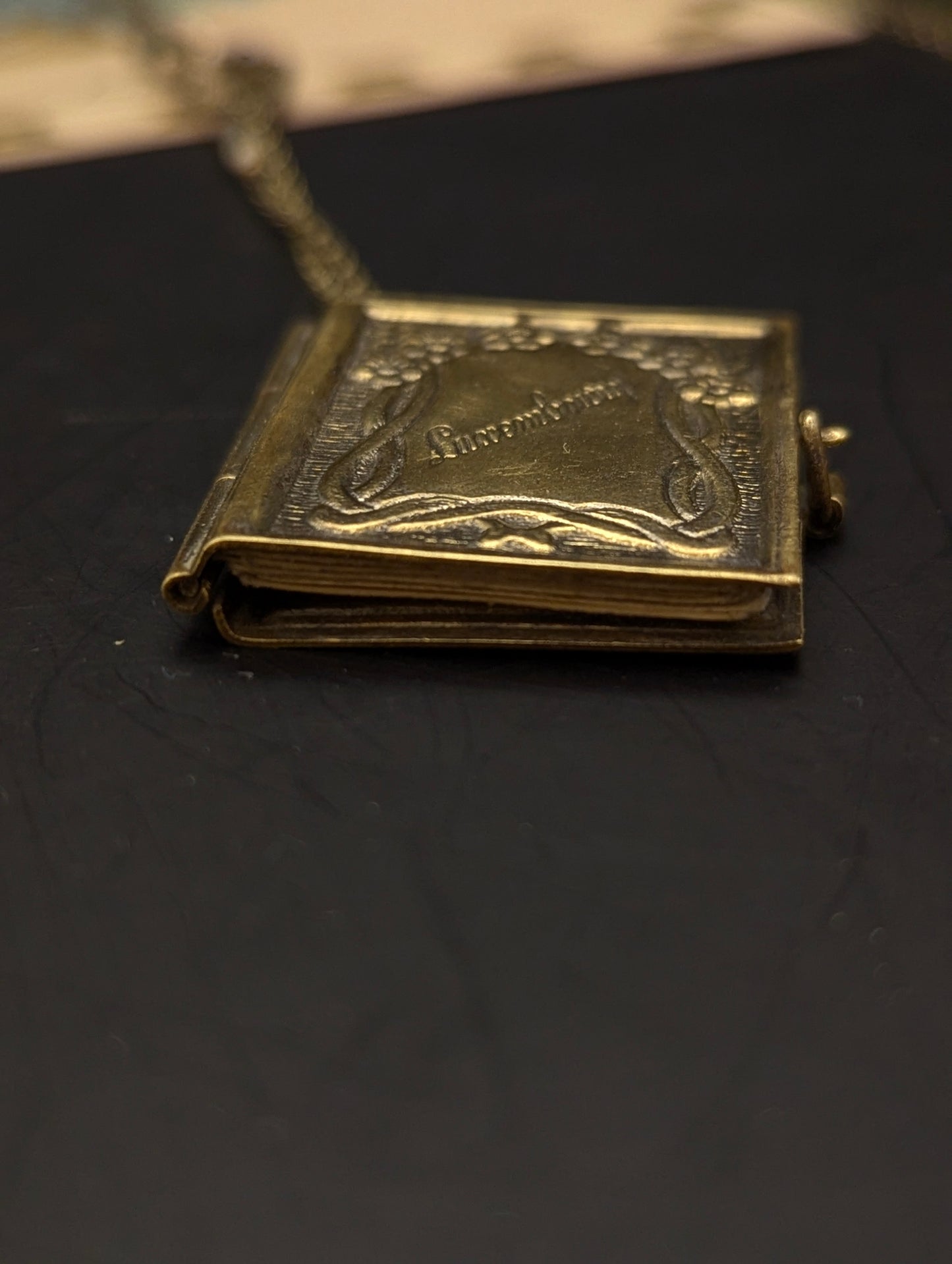 ヴィンテージ本チャームのロングネックレス｜ブラス・白蝶貝・トルマリン