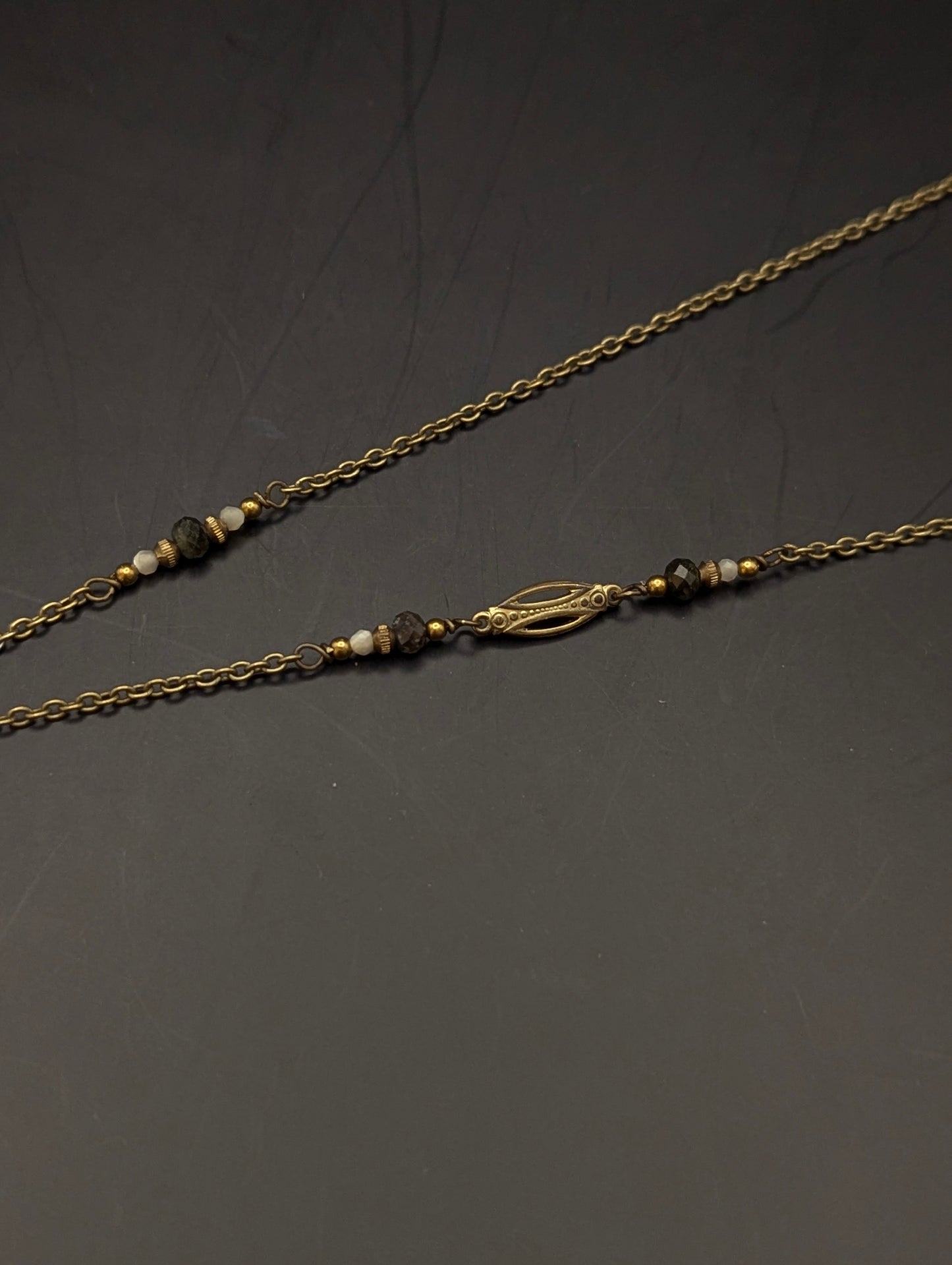 ヴィンテージ本チャームのロングネックレス｜ブラス・白蝶貝・トルマリン