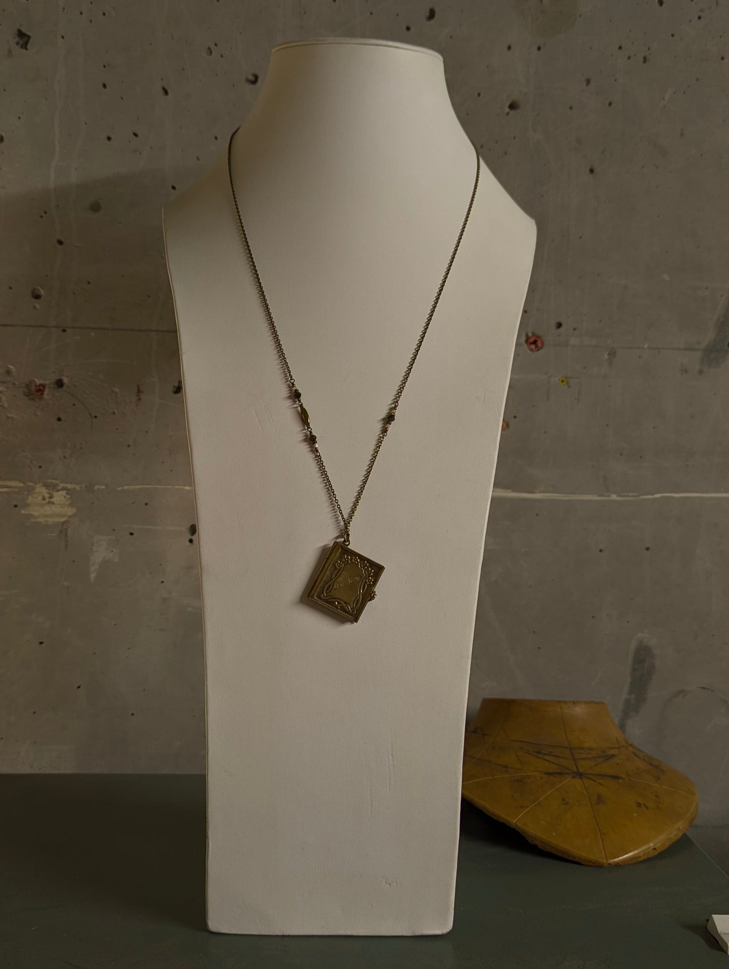 ヴィンテージ本チャームのロングネックレス｜ブラス・白蝶貝・トルマリン