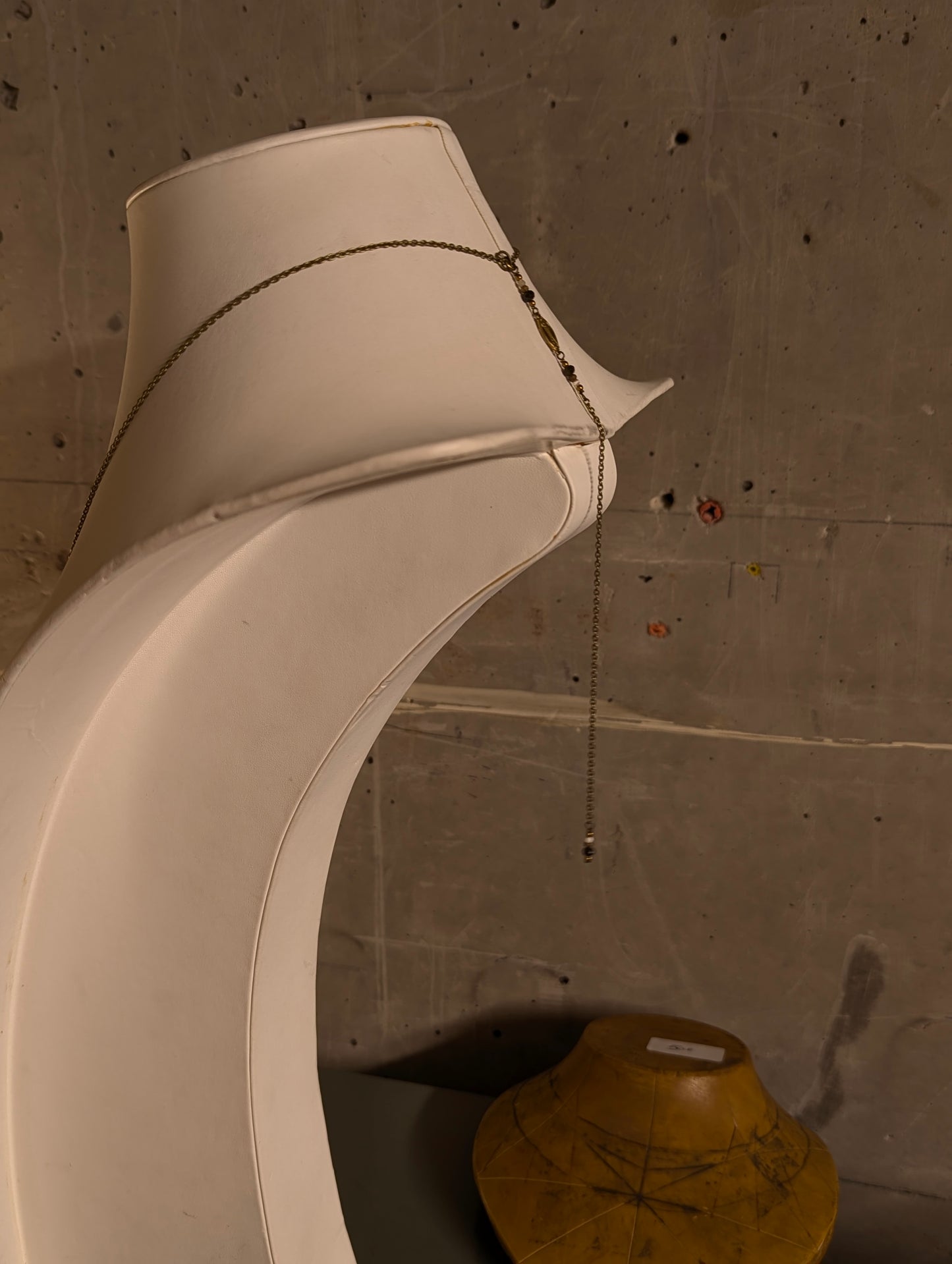 ヴィンテージ本チャームのロングネックレス｜ブラス・白蝶貝・トルマリン