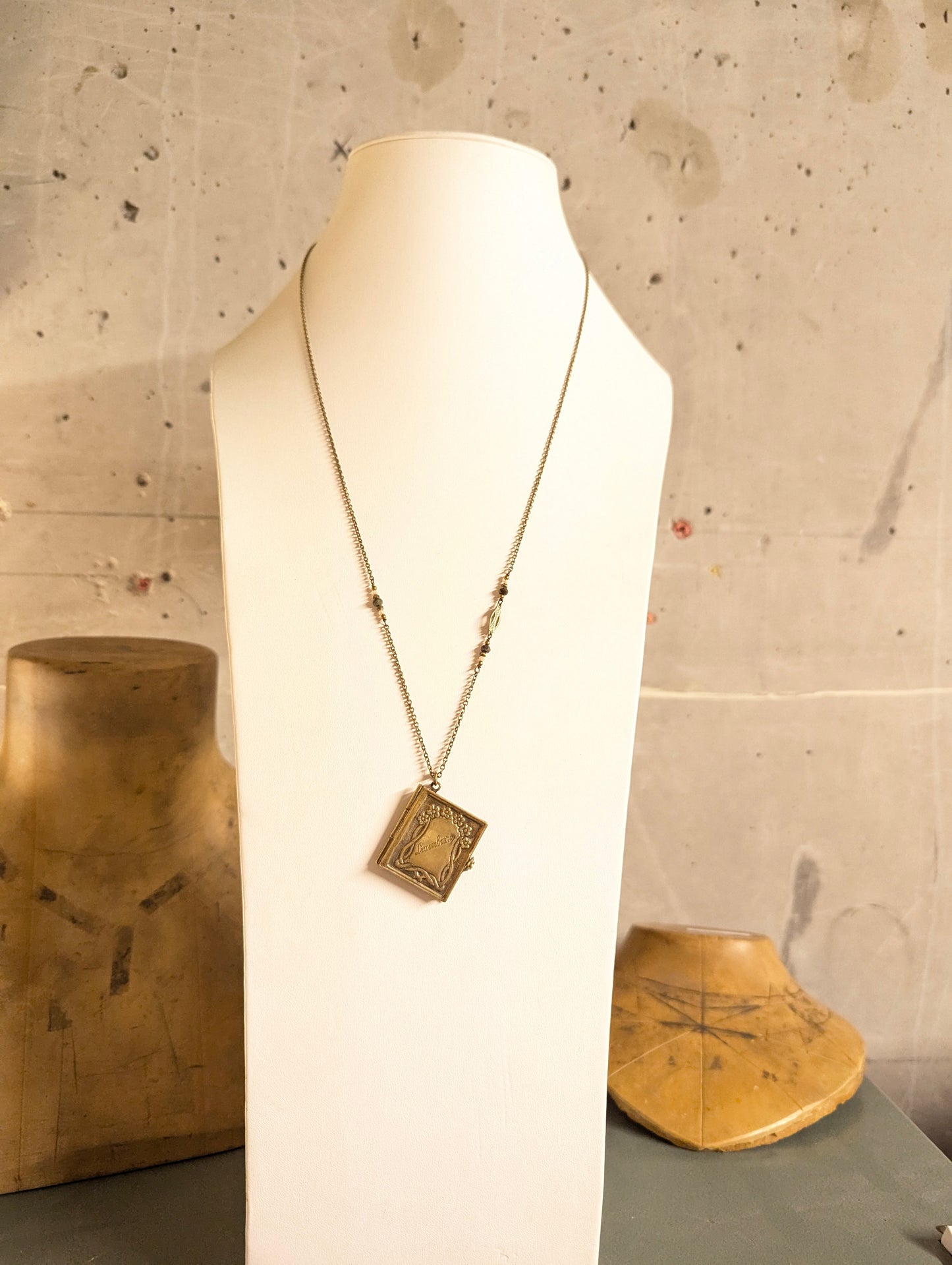 ヴィンテージ本チャームのロングネックレス｜ブラス・白蝶貝・トルマリン