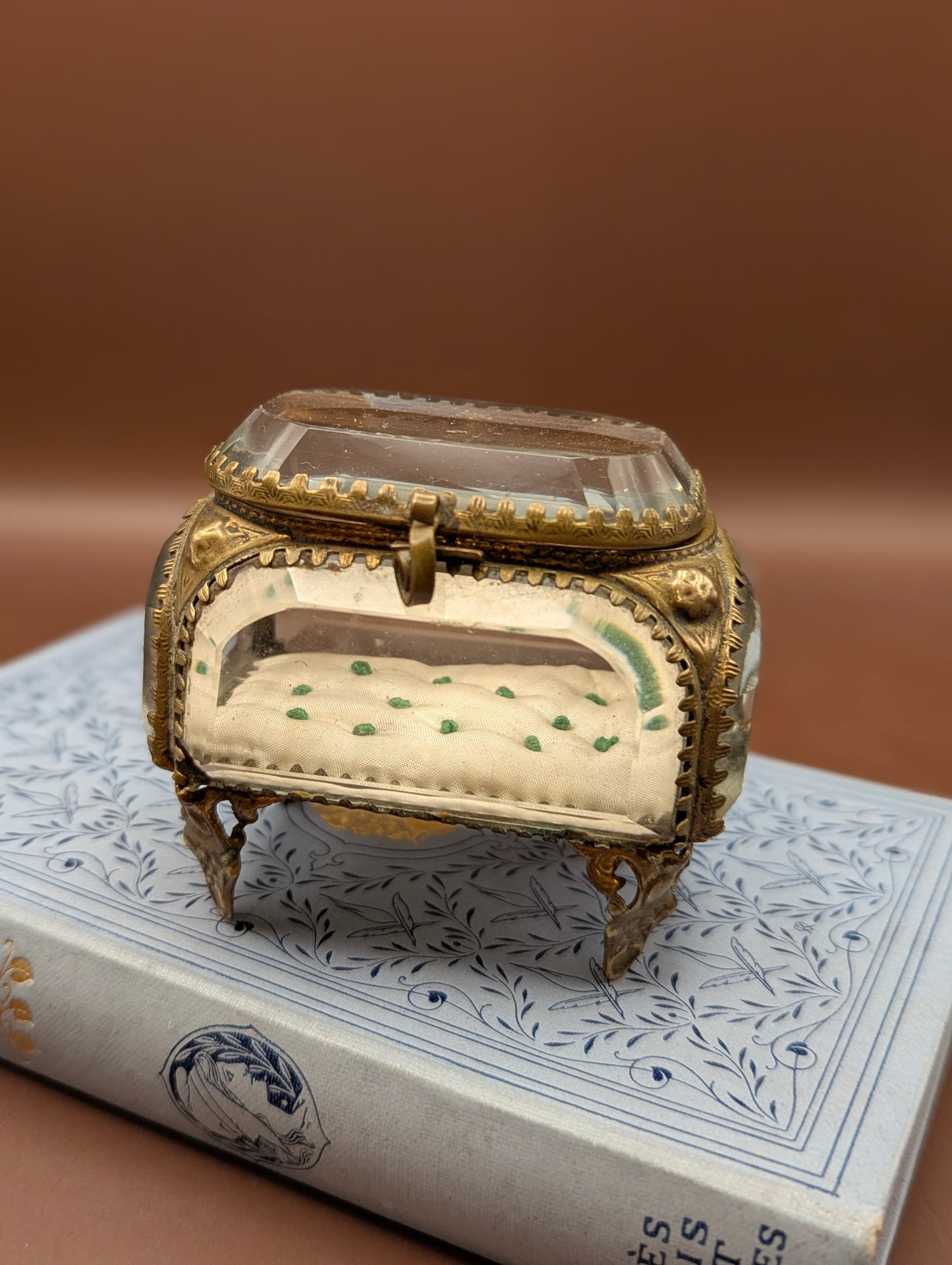 19世紀末のジュエリーボックス | ガラス製・刺繍中敷き | シャトゥーの蚤の市