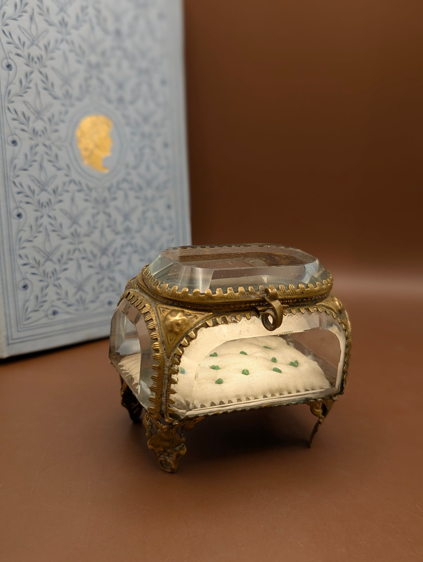 19世紀末のジュエリーボックス | ガラス製・刺繍中敷き | シャトゥーの蚤の市